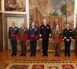 Fotografía de grupo de Su Majestad el Rey junto a un grupo de generales de división y vicealmirantes